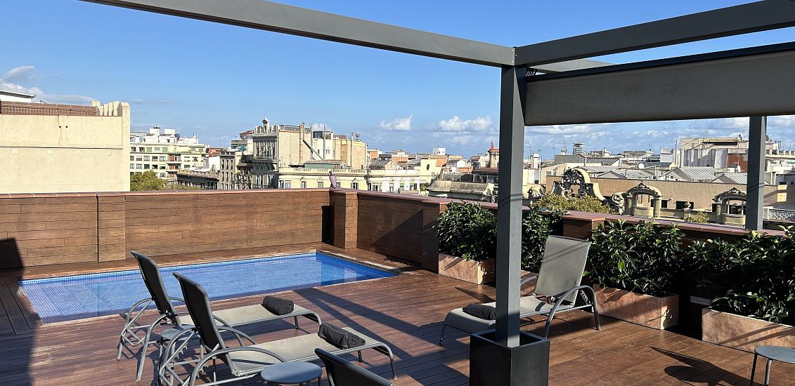 Terraza con piscina del Hotel CHI